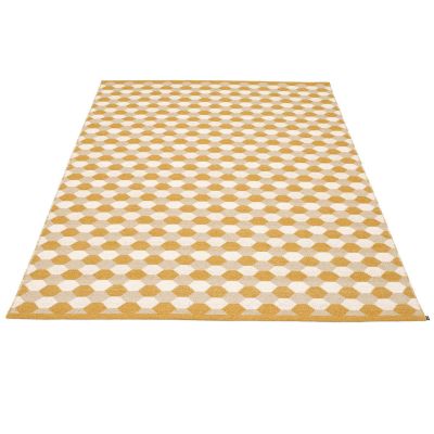 Dana Kunststoffteppich von Pappelina, 180x275 cm, mit geometrischem Muster in Gelb und Weiß.